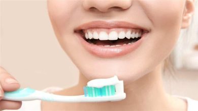صورة طبيبة  تكشف خطأ شائع في تنظيف الأسنان يضر صحتك