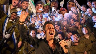 صورة مغني إسرائيلي يهين غزة بإحدى حفلاته.. ومتابعون يهاجمونه (فيديو)