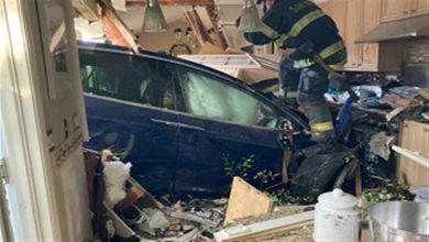 صورة حادث غريبة وصادمة.. سيارة تطير فوق مبني  وتخترق منزلا “صور”