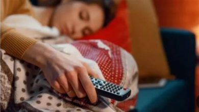صورة ماذا يحدث لجسمك عند النوم و”التلفزيون مفتوح”؟.. لن تتوقع