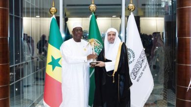صورة الرئيس السنغالي يتسلم أيقونة وثيقة مكة لخدمة العمل الإسلامي  أخبار السعودية