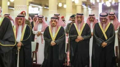 صورة أمير الرياض يؤدي صلاة الميت على والدة الأمير محمد بن مشاري بن عبدالعزيز  أخبار السعودية