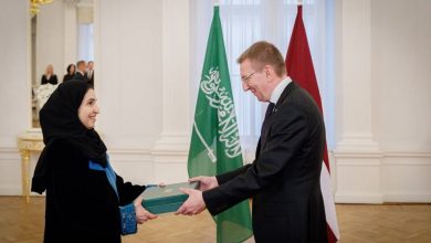صورة سفيرة خادم الحرمين لدى فنلندا تقدم أوراق اعتمادها سفيرة غير مقيمة لدى لاتفيا  أخبار السعودية