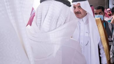 صورة أمير الشرقية يؤدي صلاة الميت على الأميرة نورة بنت سعود بن عبد الله بن جلوي  أخبار السعودية