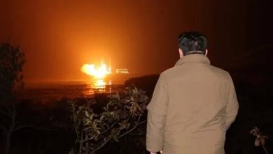 صورة زعيم كوريا الشمالية يشرف على إطلاق قمر اصطناعي للتجسس  أخبار السعودية