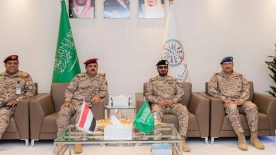 صورة الفريق الأزيمع يستقبل وزير الدفاع اليمني  أخبار السعودية