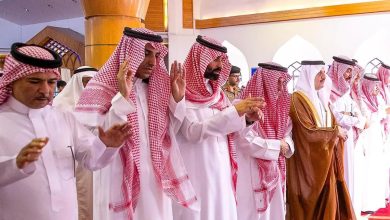 صورة أمير المنطقة الشرقية يؤدي صلاة الميت على  الأميرة نورة بنت سعود 