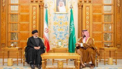 صورة ولي العهد يلتقي الرئيس الإيراني على هامش القمة العربية والإسلامية