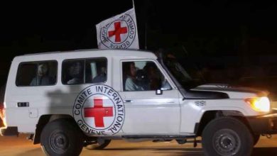 صورة إعلام عبري: الصليب الأحمر بدأ تسلم عدد من المحتجزين في غزة ضمن الدفعة السابعة