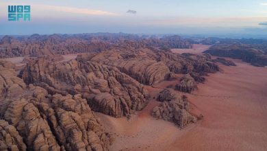 صورة صحراء «حسمى» برمالها الحمراء وجبالها المنحوتة تُضفي جمالاً طبيعيًا وبُعدًا جيولوجيًا لمنطقة تبوك