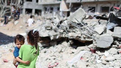 صورة الجوع والعطش يهدد 900 ألف طفل في مراكز الإيواء بغزة