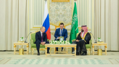 صورة ولي العهد يستقبل الرئيس الروسي ويعقدان اجتماعاً في قصر اليمامة بالرياض