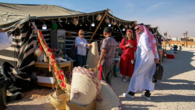 صورة سياح فرنسيون يشيدون بفعاليات مهرجان الملك عبدالعزيز للإبل في نسخته الثامنة