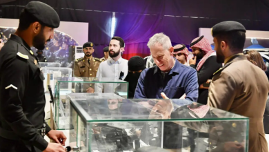 صورة السفير الأمريكي لدى المملكة يزور معرض وزارة الداخلية “واحة الأمن”