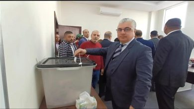 صورة رئيس اقتصادية قناة السويس يدلي بصوته في انتخابات الرئاسة بالعاصمة الإدارية