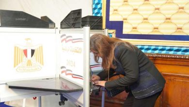 صورة وزيرة التخطيط تدلي بصوتها في الانتخابات الرئاسية