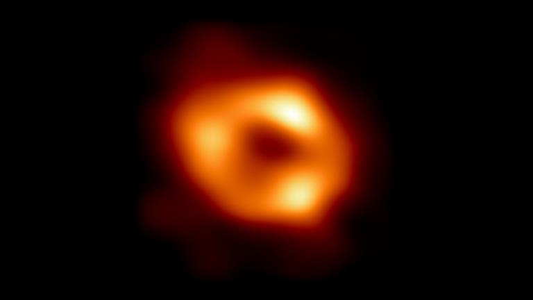 الثقب الأسود الذي تدور حوله نجوم مجرتنا
