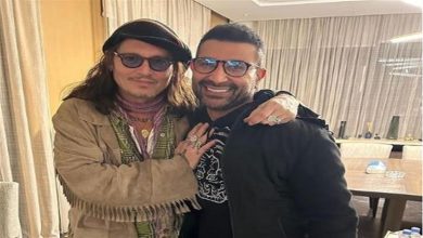 صورة أحمد سعد ينشر صورة له مع النجم العالمي جوني ديب..ويعلق: نورت بيت أخوك