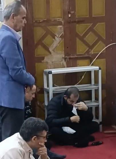 انهيار وبكاء أحمد حلمي في جنازة شقيقه داخل مسجد ناصر ببنها (1)