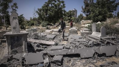 صورة “الأورومتوسطي”: “إسرائيل” تدمر مقابر في غزة وتسرق الجثث منها