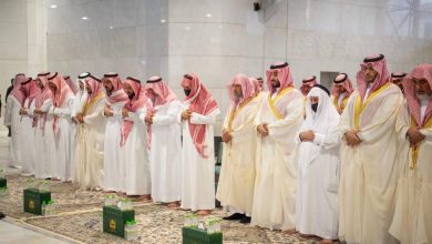 صورة ولي العهد يؤدي صلاة الميت على الأمير ممدوح بن عبد العزيز بالمسجد الحرام  أخبار السعودية