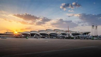 صورة إنجازات وأرقام قياسية يحققها مطار الملك خالد الدولي على صعيد أعداد المسافرين ومشاريع التشغيل والخدمات المقدّمة لتعزيز تجربة السفر  أخبار السعودية