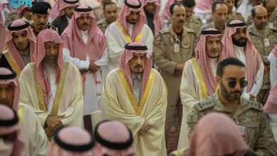صورة أمير الرياض يؤدي صلاة الميت على الأمير طلال بن عبدالعزيز بن بندر وماجد بن مطر العتيبي  أخبار السعودية