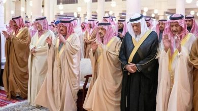 صورة أمير الرياض يؤدي صلاة الميت على الأمير بندر بن محمد بن سعود الكبير  أخبار السعودية