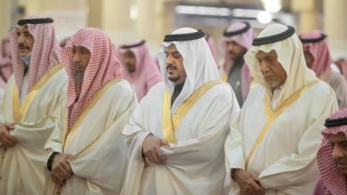 صورة نائب أمير الرياض يؤدي صلاة الميت على الأمير محمد بن بدر بن فهد بن سعد الأول  أخبار السعودية