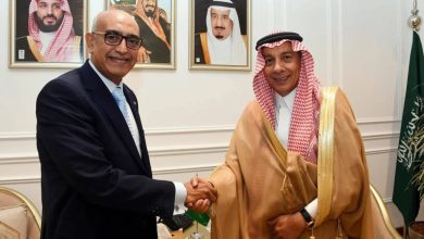 صورة الحملي يسلم قنصلي مصر وفرنسا الإجازة القنصلية  أخبار السعودية