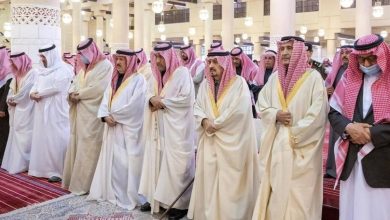 صورة أمير الرياض يؤدي صلاة الميت على الأميرة العنود بنت سعود بن عبدالله ووالدة الأميرة الجوهرة بنت عبدالله بن محمد  أخبار السعودية