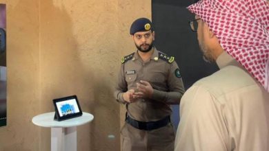 صورة الدفاع المدني يستعرض لزوار مهرجان الملك عبد العزيز للإبل «منصة الإنذار» وتطبيق مدني  أخبار السعودية