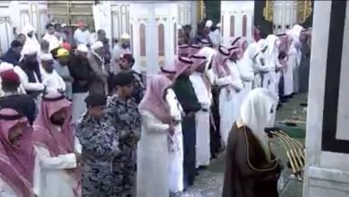 صورة جموع المسلمين يؤدون صلاة الغائب على أمير الكويت في الحرمين الشريفين