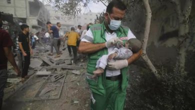 صورة الإعلامي الحكومي: الاحتلال يرتكب جرائم حرب “مزدوجة” في قطاع غزة