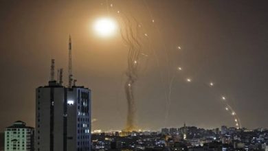 صورة سقوط 15 صاروخا على تل أبيب.. وقائد إسرائيلي: نخوض أشرس أيام المعارك