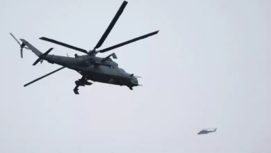 صورة الجيش الأمريكي يعلن “إغراق زوارق للحوثيين هاجمت سفينة تجارية ومروحيات في البحر الأحمر”