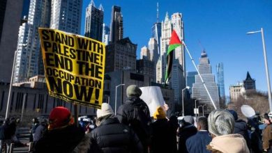 صورة محتجون مؤيدون للفلسطينيين يغلقون جسورا ونفقا في مدينة نيويورك