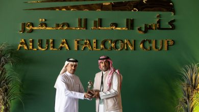 صورة عبدالله الشمري يتسلم الكأس التذكاري لمباركة قطر لنجاح كأس العلا للصقور