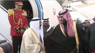 صورة ولي العهد يتقدم مستقبلي أمير الكويت لدى وصوله الرياض (فيديو)