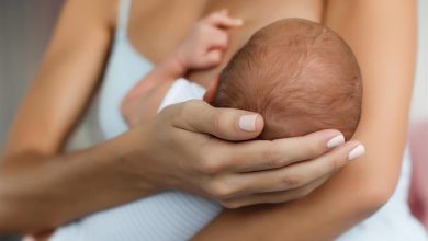 صورة الرضاعة الطبيعية المبكرة.. مهمة لنمو الطفل بصحة