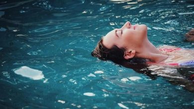 صورة هل تساعد السباحة في الماء البارد على تقليل أعراض انقطاع الطمث؟