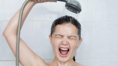 صورة الاستحمام بالماء الساخن يهدد صحتك في الشتاء.. “متزودش عن المدة دي”