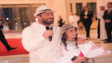 صورة تامر حسني يصل دبي مع ابنته تالية: “مطقمين ولابسين زي بعض”