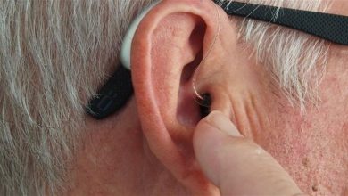 صورة ضعف السمع .. المعينات السمعية تطيل العمر