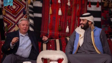 صورة في المخيم الشتوي بالعُلا.. ولي العهد يجتمع مع السيناتور الأمريكي ليندسي غراهام  أخبار السعودية