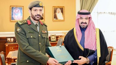 صورة نائب أمير تبوك يتسلم تقرير الجوازات ويستعرض مهمات أمن المنشآت  أخبار السعودية
