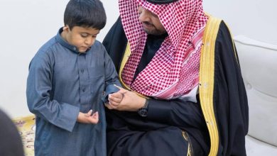 صورة أمير الحدود الشمالية يزور المواطن الحازمي ويطمئن على حالة أبنائه  أخبار السعودية