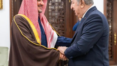 صورة وزير الداخلية والرئيس الجزائري يستعرضان العلاقات الثنائية والتعاون الأمني بين البلدين