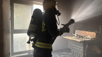 صورة مدني الخبر يخمد حريقًا في مبنى تجاري بحي العقربية دون إصابات