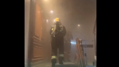 صورة الدفاع المدني بالرياض يخمد حريقاً في مبنى (فيديو)